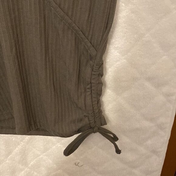 Cross chest side tie green top - Picture 3 of 6